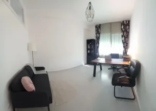 دنيا الزرهوني
